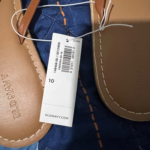 Old navy flip flops - Picture 3 of 3